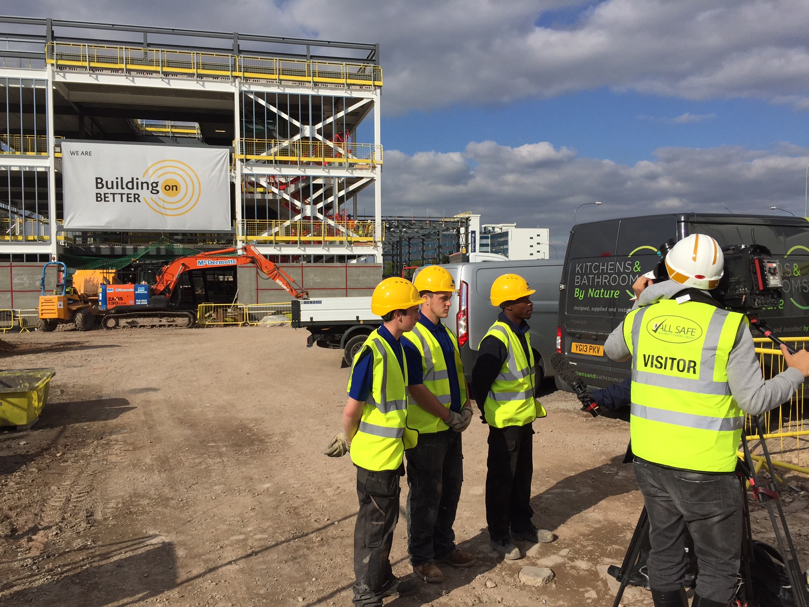 Chris Grayling with apprentices on site 05.10 (2)