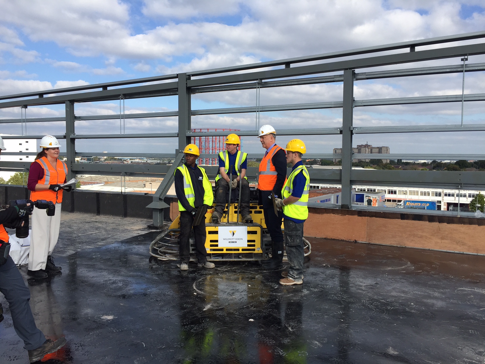 Chris Grayling with apprentices on site 05.10 (4)